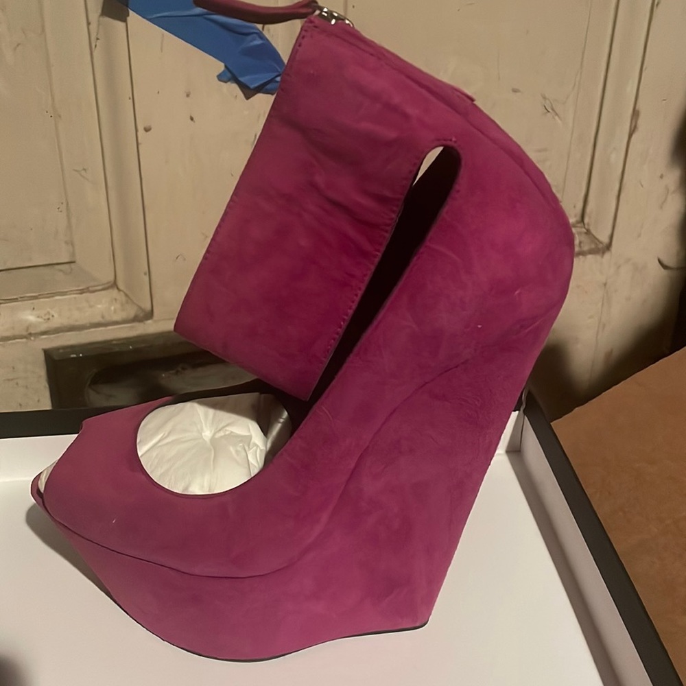 Brand new never used I loved but on my size don’t fit they are 39.5
